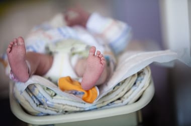Egy A4-es lapra nyomtatott felirat jelzi, hogy elromlott a babamentő inkubátor a Szent János Kórháznál
