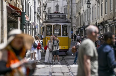 A villamosvezetőtől az ellenőrig: a milánói tömegközlekedési vállalat munkatársai közös csetben osztották meg a biztonsági kamerákkal rögzített női utasok képeit