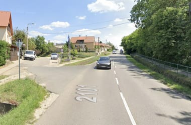 Életveszélyesen megsérült a 13 éves lány, akit buszmegállóban ütöttek el Mogyoródon
