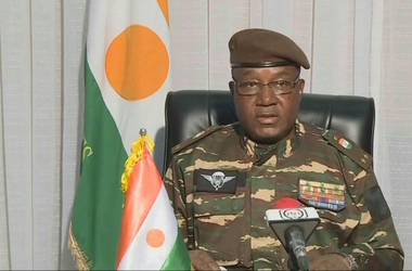 Ízlik a hatalom a katonai diktátornak, aki Moszkva karjaiba vezeti Nigert