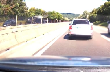 Videóra vették Gödöllőnél, ahogy egy telefonáló férfi mellett rohant bele egy autó az álló Mercedesbe