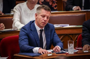 Parlamenti nagyüzem: szavaznak a védett ár kivezetéséről, a közmédiáról és az uniós pénzekhez szükséges törvényekről