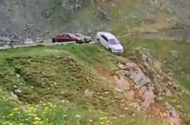 Szakadékba gurult egy rosszul leparkolt autó a Transzfogarason – videón a zuhanása