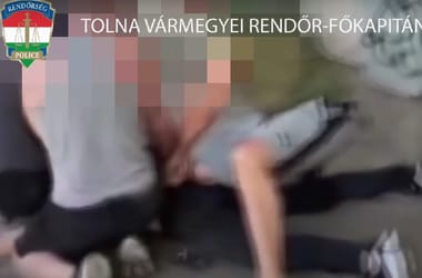 Testkamera vette fel, ahogy valódi rendőrök elfognak egy álrendőrt Szekszárd belvárosában