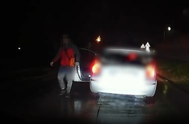 Versenyzett, büntetőfékezett, nemi szervét mutogatta, aztán szétverte a mögötte haladó kocsiját egy teljesen kontrollt vesztett autós