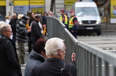 Nyomkövetővel tartanák távol a kormány által meghívott vezetőktől az ellenük tüntetőket