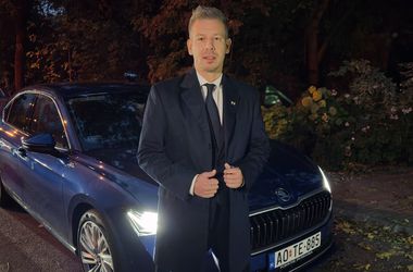 Nyolc miniszterrel utazott Magyar Péter Prágába, a cseh-magyar kormányülésre