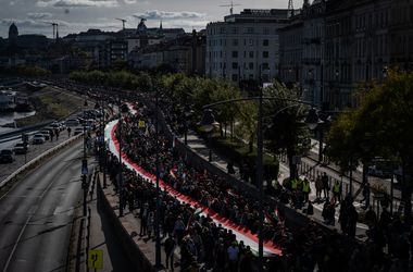 Kontroll: forgalmija és műszakija sem volt a zászlómenetes teherautónak