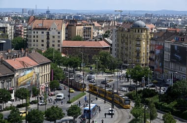 „Gáza éhenhal” – tiltakozó felirat került ki a Széll Kálmán térre