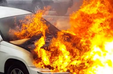 Kigyulladt három busz és több autó Cegléden (videóval)