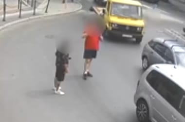 Egy motoros nekiment az autójának, majd egy kocsi elsodorta Budaörsön a sofőrt  – videó