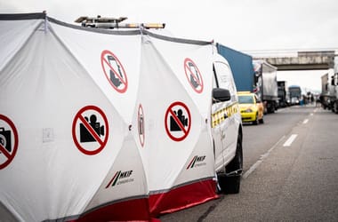 A keddi tragikus balesetnél használták először a katasztrófaturisták miatti paravános takarást