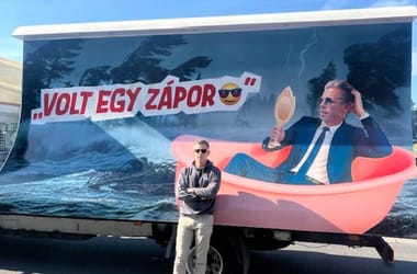 Magyar Péter az őt lejárató plakát előtt pózolt