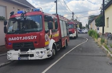 Lángba borult egy XIX. kerületi családi ház teljes teteje
