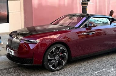 Még Londonban sem gyakori látvány egy kilencmilliárd forintos Rolls-Royce Kép