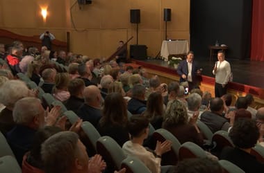 Még Szijjártó is kampányolt az orosházi művelődési házban, ahová juthattak NKA-pénzek