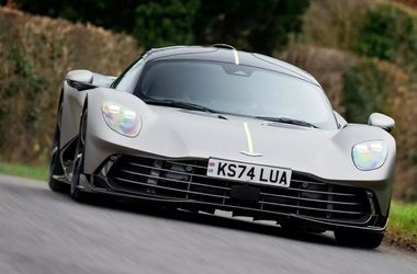 1079 lóerővel és nyitható tetővel hódít a legújabb Aston Martin