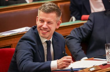 A Fidesz követeli, hogy Magyar Péter ne hozzon létre migránstáborokat, miután a miniszterelnök bemutatta, hogy a Fidesz-kormány menekülttábort készített elő Vitnyéden