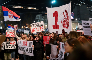 Ismét többezres kormányellenes tiltakozást tartottak Belgrádban