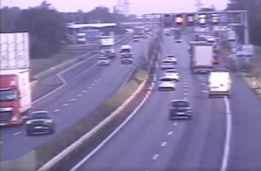 Vakon hajtott az álló kamion felé a furgon az M1-esen, amíg el nem találta – videó