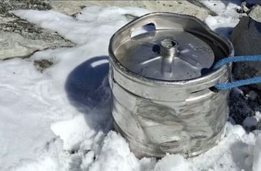 Molnárkocsival mentettek ki egy hordó sört az alpesi gleccserből – videó