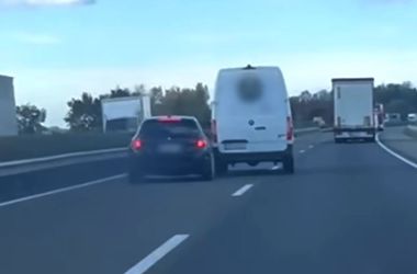Nem engedték el, a szalagkorlát felé szorított egy autóst az M1-esen – videó