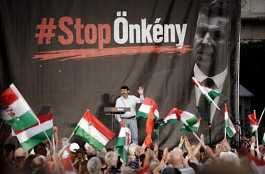 Áder János szórakozott professzorként próbálta feltüzelni a tüntetőket, de ennél sokkal súlyosabb problémákkal is szembe kell néznie a Fidesznek
