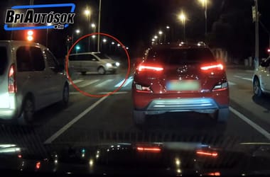 Egy Mercedes és egy furgon ütközött hatalmasat a Szentendrei úton – videó