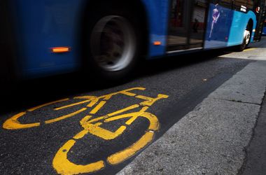 Áthajtott egy bicikliző gyerek lábán egy busz Zuglóban