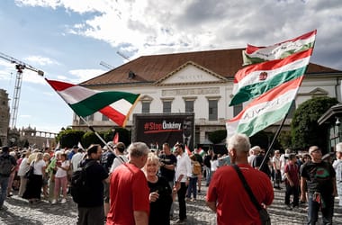Most kiderül, hány embert tud mozgósítani a Fidesz – élő közvetítés a Sándor-palota előtti tüntetésről