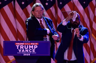 Fogadási csalással gyanúsítják Donald Trump súgógépének kezelőjét