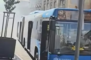 Megint elfüstölt egy busz Budapesten - videó