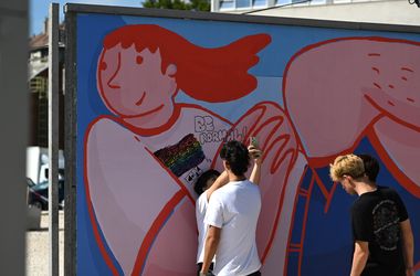 Újból megrongálták a szivárványos plakátot az ARC-kiállításon