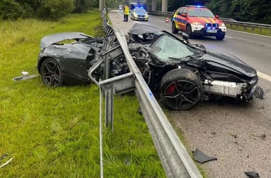 Súlyos balesetet úszott meg egy McLaren-sofőr