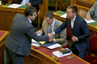 Mit tudunk a milliárdos kenőpénzüggyel vádolt Seszták Miklós milliárdos vagyonáról?