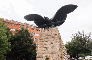 Megszüntette a bíróság a Turul-szobor ideiglenes védettségét