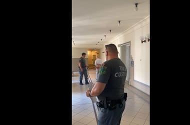 Videón, ahogy vezetőszáron viszik Ughy Attila volt fideszes polgármestert