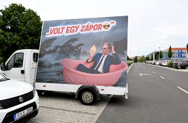 Magyar Pétert a hétfői baklövésére emlékeztető plakát várta a nagykanizsai parkolóban