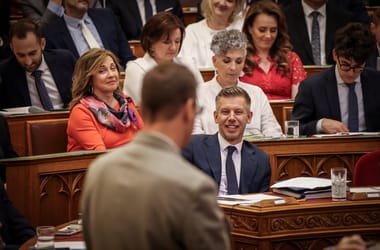 Drónvideón Áder János állítólagos villája, Magyar Péter benyújtotta az Alaptörvény-módosítást – itt a HVG hírpodcast