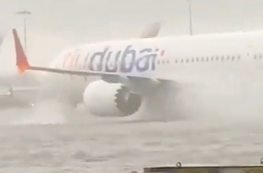Az áprilisi villámárvíz után újra esik az eső Dubajban, több repülőt is töröltek