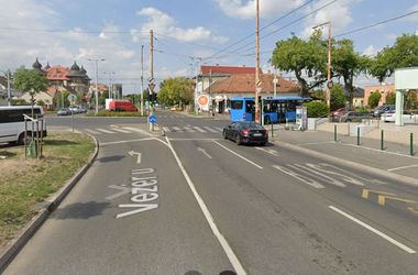 Holttérfigyelő kerülhet a kereszteződésbe, ahol egy kanyarodó busz áthajtott a bicikliző kislány lábán