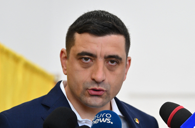 Mit üzen a magyaroknak, akik félnek öntől? - kérdezte a BBC George Simiont, a román elnökválasztási forduló győztesét