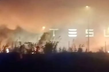 Két tucat Tesla égett porrá egy autókereskedésben – videó