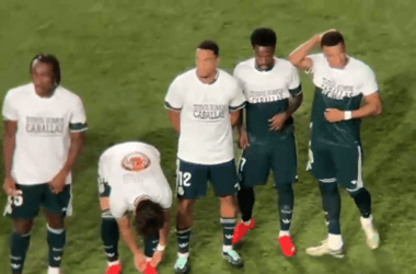 Mbappé és Vinícius Jr. is felgyűrte a ceutai lakossággal szolidaritást hirdető pólót, hogy ne látszódjon a felirat