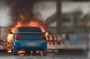 Füstölő autóval hajtott be a benzinkútra az M0-son, egy pillanat múlva már lángolt a kocsi – videó