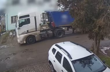Sofőr nélkül indult el egy kamion Egerben, vasúti oszlop fogta meg – videó