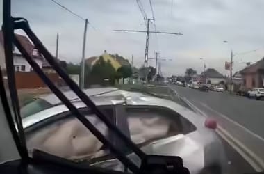 Videó az Üllői úti autó-villamos ütközésről