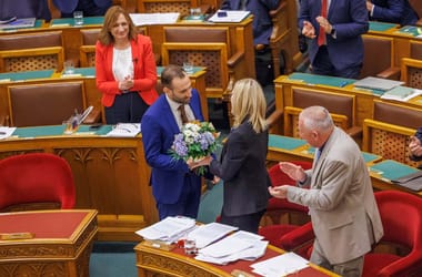 Virágcsokrot vittek Görög Márta igazságügyi miniszternek, mert végigülte előterjesztése 11 órás vitáját