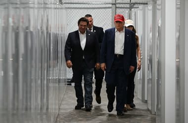 „Cikcakkban kell futni, így a túlélés esélye egy százalékkal nő” - Trump jelenlétében adták át az Aligátor Alcatrazt, ahol szerdán megkezdik a kitoloncolásra váró bevándorlók fogadását 