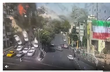 Videón, ahogy járművek repülnek a levegőbe az Irán elleni izraeli rakétatámadáskor